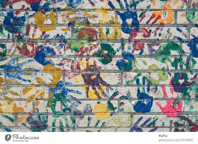 Hände auf Lifestyle Stil Bildung Kindergarten Schule Schulhof Hand Finger Kunst Maler Kunstwerk Gemälde Architektur Kleinstadt Haus Mauer Wand Stein streichen