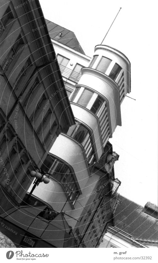 Fassade Prag Haus Erker Architektur Bauhaus Schwarzweißfoto Turm