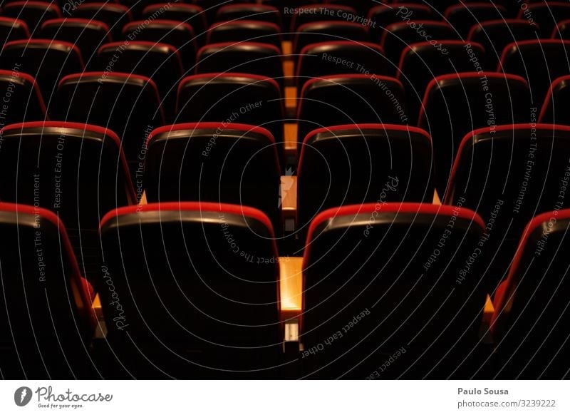 Leere Plätze in einem Theater Lifestyle frei viele rot ästhetisch Kreativität Kinosessel Sitz Sitzgelegenheit Bestuhlung Sitzreihe Stuhlreihe leer Farbfoto