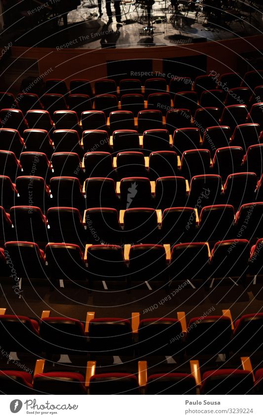 Leere Plätze in einem Theater Lifestyle ästhetisch dunkel frei oben rot Freizeit & Hobby Kreativität Leistung Misserfolg Ordnung leer Sitz Sitzgelegenheit