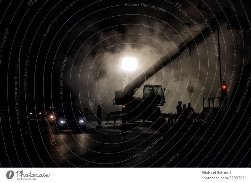 Baustelle am Abend Bohrmaschine Baumaschine Straßenverkehr PKW Arbeit & Erwerbstätigkeit Gegenlicht Beleuchtung dunkel Licht Farbfoto Außenaufnahme Nacht
