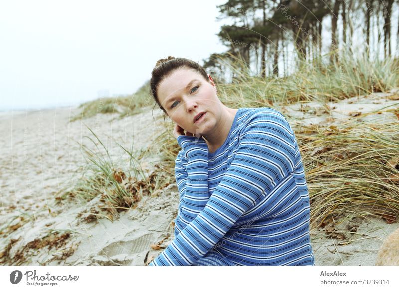 Portrait einer jungen Frau an einer Stranddüne Stil Freude schön Leben Wohlgefühl Junge Frau Jugendliche Erwachsene 30-45 Jahre Natur Landschaft Herbst