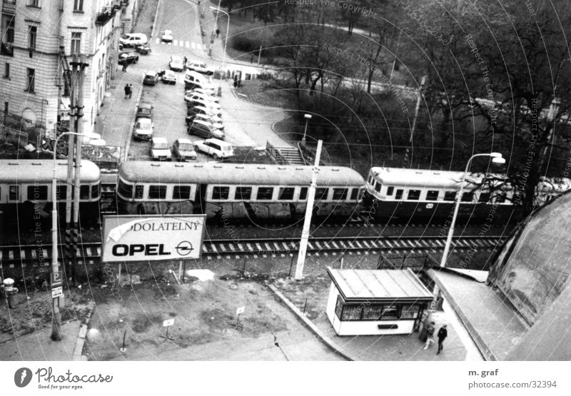 tram Prag Straßenbahn Verkehr opel stadtbahn Schwarzweißfoto