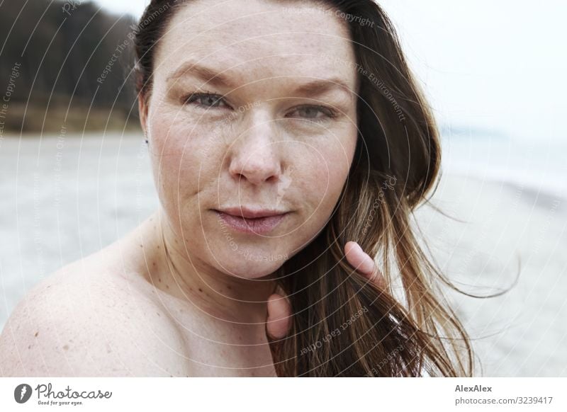 Portrait einer jungen Frau am Strand Stil Freude schön Leben Wohlgefühl Meer Junge Frau Jugendliche Erwachsene Haut Gesicht Sommersprossen 30-45 Jahre