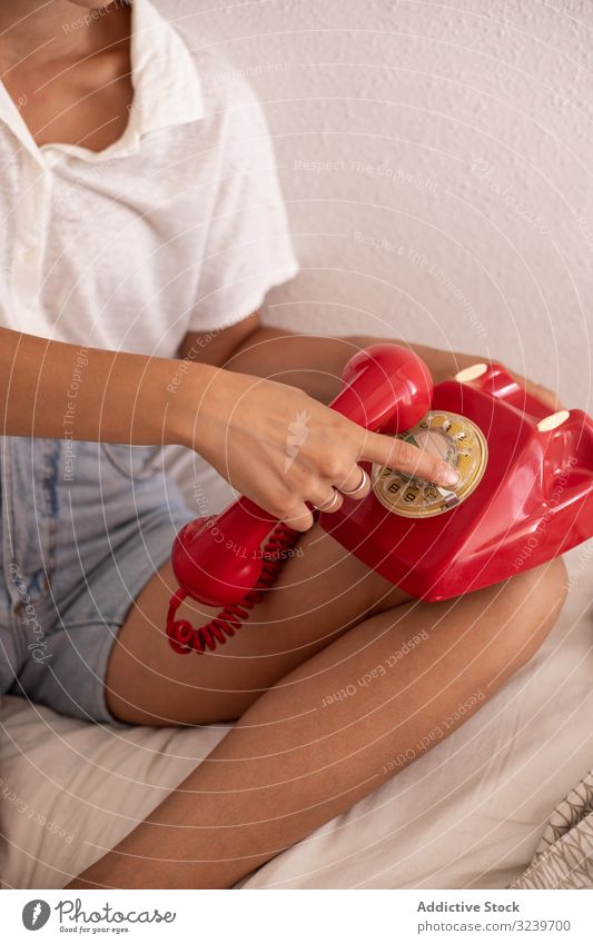 Erntehelferin legt Telefon auf Frau aufhängen Mobilteil Ende Gespräch Bett ruhen Lügen heimwärts Komfort gemütlich retro altehrwürdig rot Appartement flach