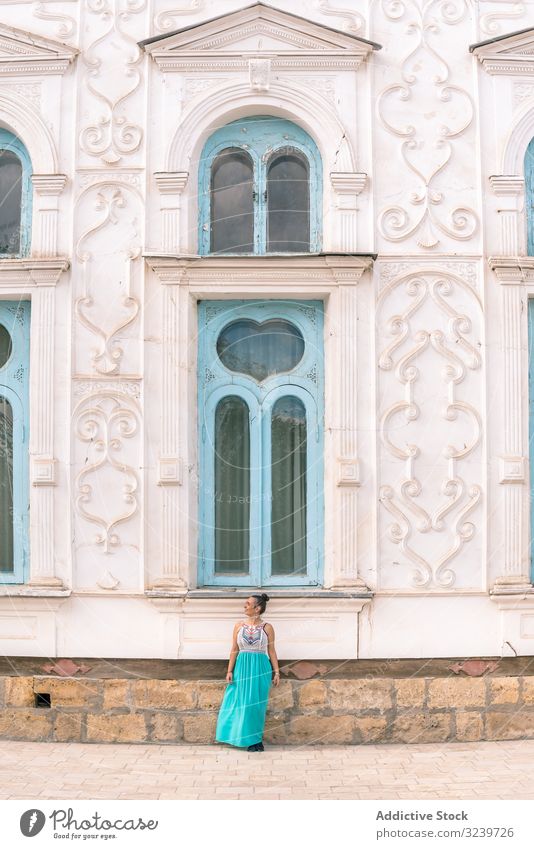Frau verlässt Ziergebäude Tourist Gebäude traditionell Spaziergang Treppe Ornament bukhara Usbekistan Mausoleum Dom Architektur reisen islamisch Orientalisch