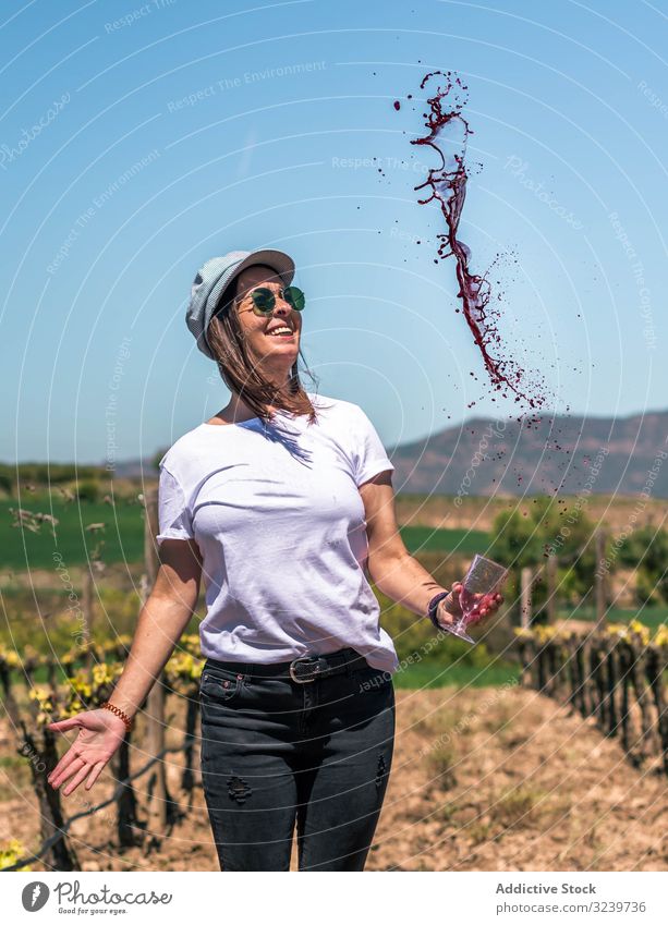 Aufgeregte Frau verschüttet Rotwein aus Glas in Händen Tourist Aufregung Tropfen liquide trinken Getränk Sommer Spaß Urlaub Bewegung erkunden Tourismus Freiheit
