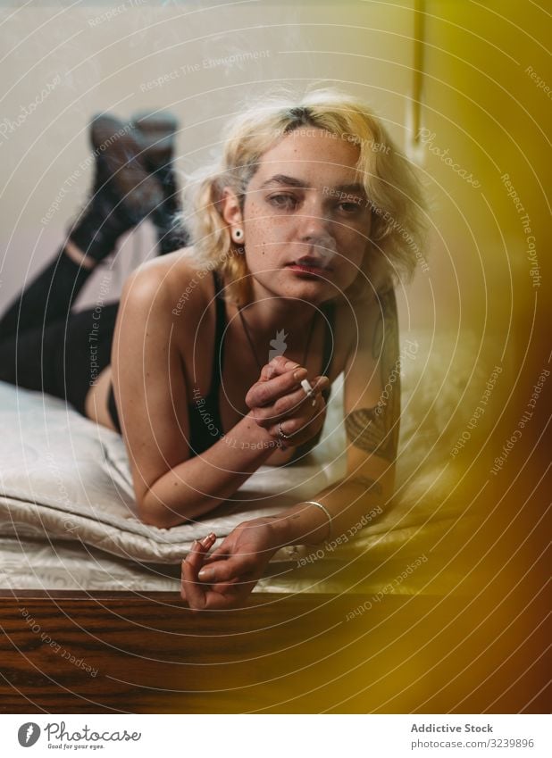 Zuversichtlich nachdenkliche sommersprossige Frau raucht im Bett Rauch sich[Akk] entspannen nachdenken cool provokant selbstbewusst Sommersprosse Teenager