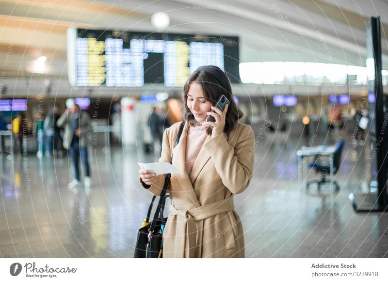 Frau benutzt Smartphone am Flughafen Reisender Texten Wartehalle Abheben Flugzeug Mobile Geschäftsfrau Terminal Telefon Browsen zuschauend benutzend sprechend
