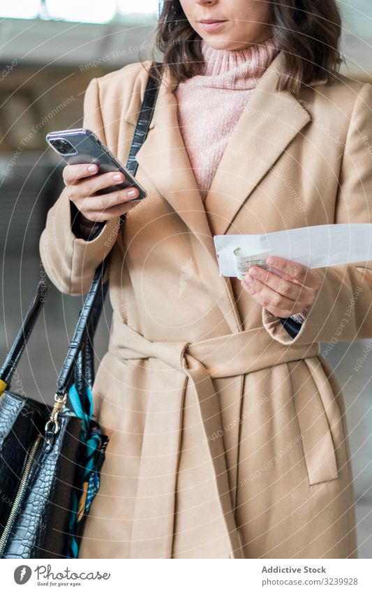 Frau benutzt Smartphone am Flughafen Reisender Texten Wartehalle Abheben Flugzeug Mobile Geschäftsfrau Terminal Telefon Browsen zuschauend benutzend Surfen