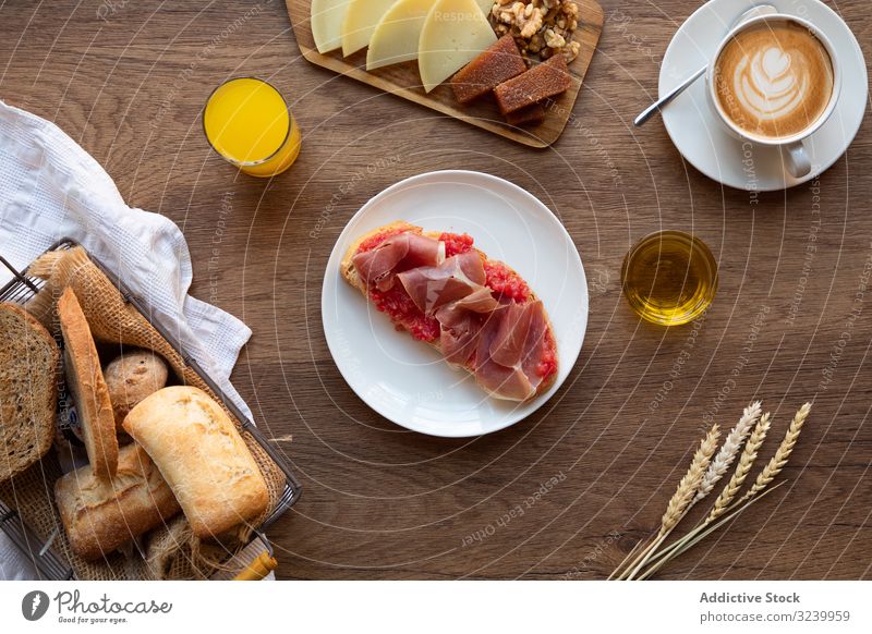 Stilvolle Servierplatten mit Sandwich zum Frühstück Tisch Einstellung Lebensmittel Belegtes Brot frisch Gesundheit Mahlzeit Morgen hölzern Mittagessen Tasse