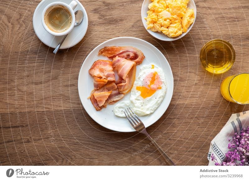 Leckerer Speck und Eier mit Saft bei Tisch Frühstück Lebensmittel Mahlzeit serviert Ernährung Essen Eigelb gebraten Gesundheit Varieté Bestandteil frisch