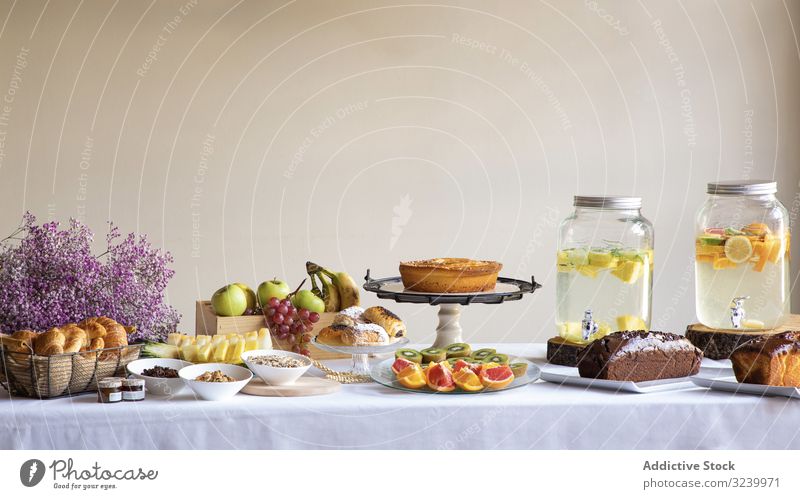 Schöner gedeckter Tisch mit schmackhaften Gerichten Tabelleneinstellung Früchte Büffet lecker Abendessen Lebensmittel Mittagessen Dekoration & Verzierung