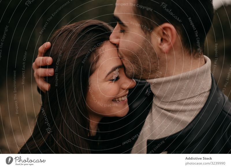 Glückliches Paar umarmt sich im Kiefernwald Umarmung nadelhaltig Liebe Termin & Datum Leidenschaft froh Wald Partnerschaft Romantik itim Lächeln Vergnügen