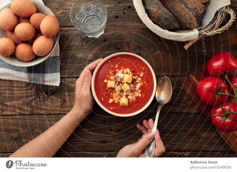 Personenhände halten Schüssel mit Gazpacho Suppe Gemüse Feinschmecker Tomate lecker Lebensmittel Schalen & Schüsseln Küche Essen kalt traditionell organisch