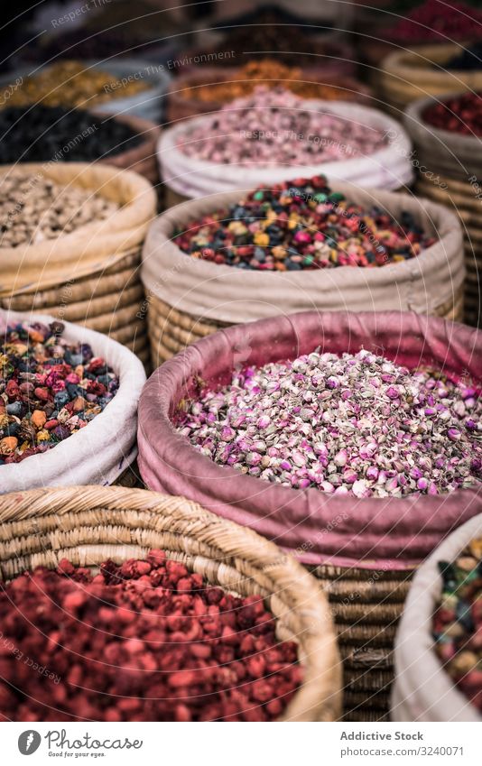 Körbe mit getrockneten Gewürzen auf dem Marktplatz Korb Weide Kraut verkaufen traditionell Aroma Marrakesch Marokko Basar arabisch Großstadt Stadt trocknen