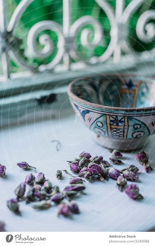 Getrocknete Blumenknospen und Schale in Fensternähe Schalen & Schüsseln getrocknet Blütenknospen offen heimwärts traditionell arabisch Ornament Marrakesch