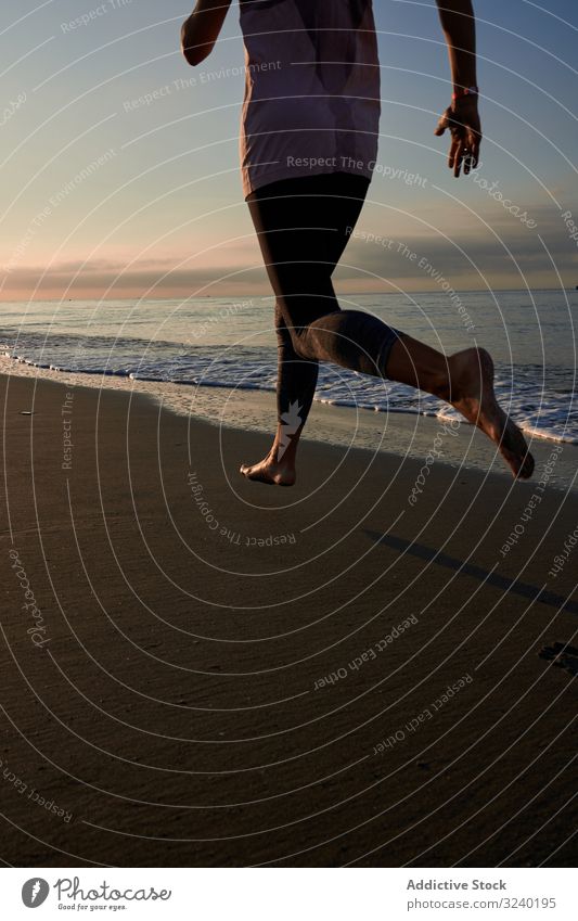 Schlanke Frau joggt am Strand laufen MEER Abend Training passen Fitness Sommer Sport Lifestyle joggen Athlet Barfuß Ufer Küste winken Sand Wasser Dame Herz