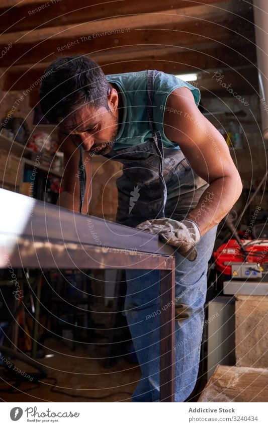 Mann arbeitet mit Metall in der Werkstatt Mark Präzision Arbeit Gerät Werkzeug Herstellung Genauigkeit Stahl Technik & Technologie Beruf Inszenierung