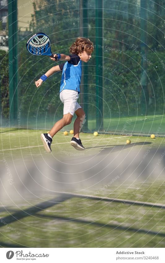 Junge spielt Tennis auf dem Platz spielen Paddel pendeln Gericht Streichholz Training Sport Aktivität Kind Remmidemmi Kindheit Lifestyle Spiel fokussiert