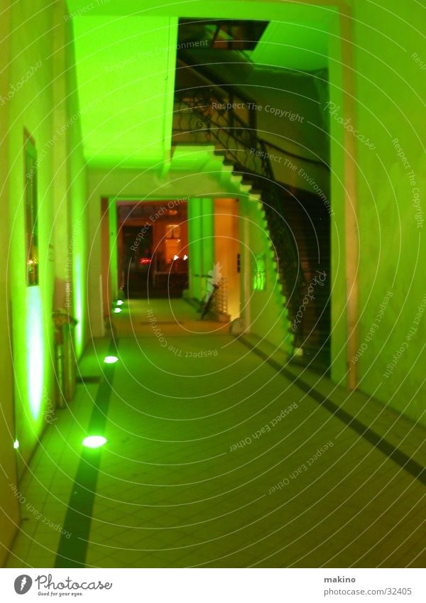 Treppenaufgang in Berlin grün Licht Eingang unheimlich Architektur Leiter