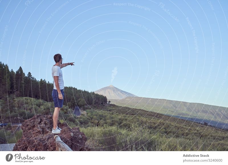 Mann zeigt weg auf majestätischen Vulkan Punkt Örtlichkeit Regie Insel Nationalpark herrschaftlich Teneriffa Spanien Kanarienvogel el teide malerisch Asphalt