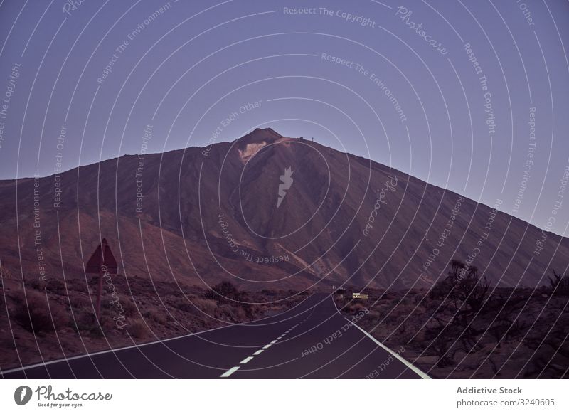 Nahaufnahme einer Straße auf Teneriffa, Spanien Berge u. Gebirge Landschaft Reise Vulkan Asphalt umgeben felsig el teide Kanarienvogel Insel Abenteuer
