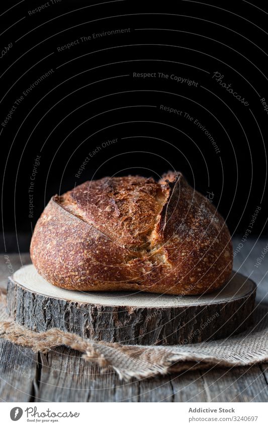 Ländliches Sauerteigbrot auf Holz Brot Brotlaib frisch gebacken Spielfigur ganz rustikal Land Bäckerei Lebensmittel selbstgemacht Ernährung Gebäck Küche
