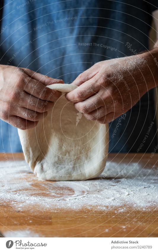 Erntehelfer, der Teig für Pizza plättet Mann Teigwaren verflachen Mehl weich frisch Küche Vorbereitung Lebensmittel Küchenchef Italienisch traditionell männlich