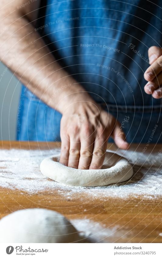 Erntehelfer, der Teig für Pizza plättet Mann Teigwaren verflachen Mehl weich frisch Küche Vorbereitung Lebensmittel Küchenchef Italienisch traditionell männlich