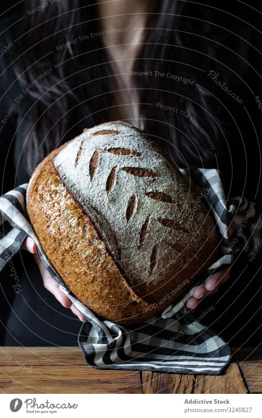 Erntehelfer, der etwas Brot hält Person frisch Samen zeigen Mahlzeit Lebensmittel Küche heimwärts Snack rustikal gebacken Gesundheit lecker geschmackvoll