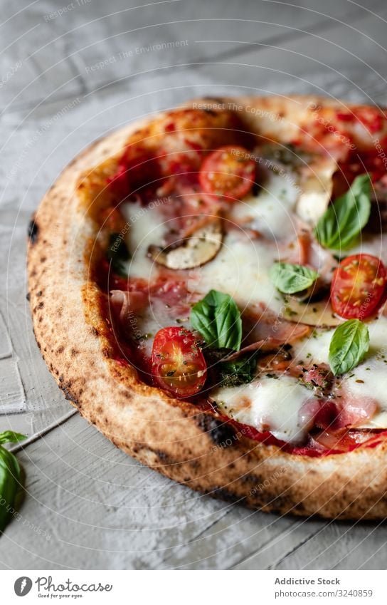 Nahaufnahme einer leckeren Sommerpizza Pizza traditionell Tisch rustikal Italienisch Feinschmecker frisch geschmackvoll Handtuch Stoff Gewebe Kraut Basilikum