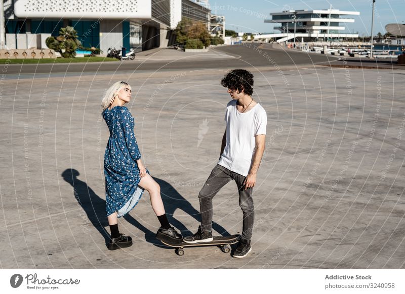 Bekanntschaft und Liebe auf den ersten Blick Paar Skateboard selbstbewusst Straße Konzept Wahl Hipster trendy erster Blick Kleid Anziehungskraft Windstille