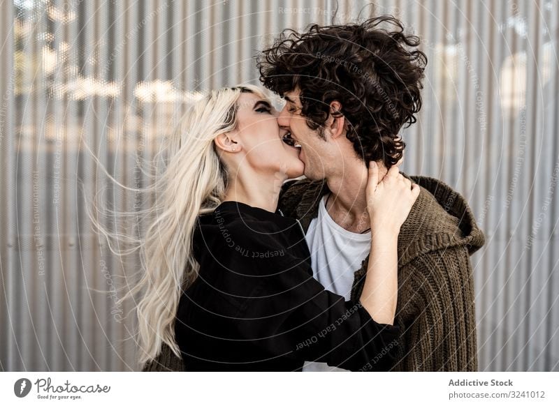 Glückliches Liebespaar amüsiert sich beim Küssen auf der Straße Paar Kuss Spaß heiter Vergnügen Zunge Biss Seelenverwandter Gefühle Zuneigung Vertrauen Romantik
