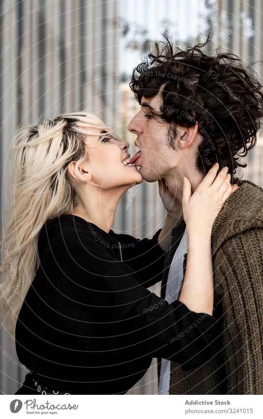 Glückliches Liebespaar amüsiert sich beim Küssen auf der Straße Paar Kuss Spaß heiter Vergnügen Zunge Biss Seelenverwandter Gefühle Zuneigung Vertrauen Romantik