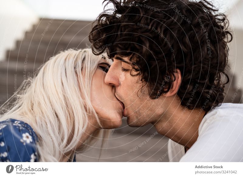 Liebespaar küsst sich auf einer Treppe Paar Kuss Leidenschaft träumen itim Vergnügen Partnerschaft Seelenverwandter Gefühle Zuneigung Romantik Vertrauen Freund