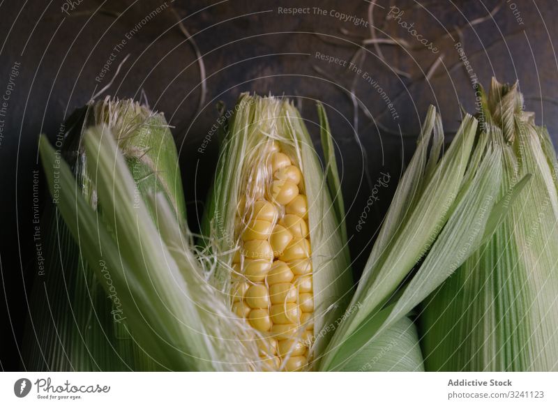 Phasen des Schälens von frischem Mais sich[Akk] schälen reif Konzept Tisch Küche Gemüse Lebensmittel Wachstum Ackerbau Natur Snack Saison Kernel Samen Pflanze