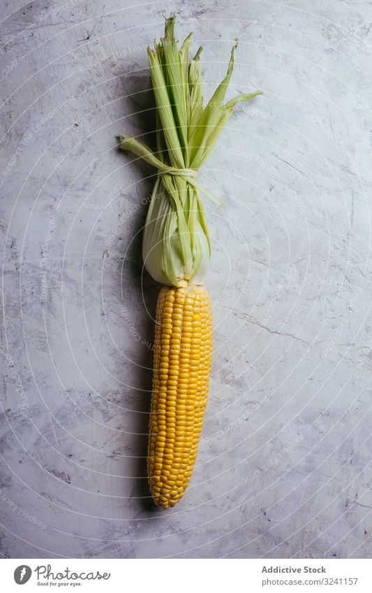 Phasen des Schälens von frischem Mais sich[Akk] schälen reif Konzept Tisch Küche Gemüse Lebensmittel Wachstum Ackerbau Natur Snack Saison Kernel Samen Pflanze