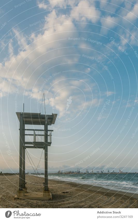 Beobachtungsturm am leeren Meeresufer Aussichtsturm Konstruktion Lebensretter Sand MEER Spur Strand Rad winken wolkig Einsamkeit Horizont Hafengebiet retten