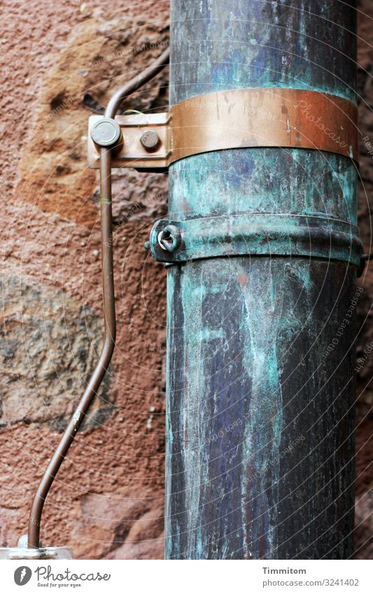 Fallrohr mit Blitzableiter Metall kupfer Patina blitzableiter Befestigung Stein Wand blau braun