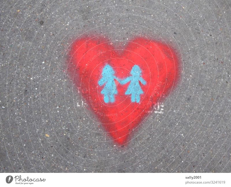 Liebesbekundung... Herz Straße grafitti Mädchen gemalt lesbisch rot LGBT Händchenhalten Romantik Liebespaar Zeichen zusammengehörig Partnerschaft Sexualität