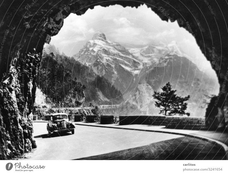 Tor zur Welt Alpen PKW Oldtimer Tunnel Berge u. Gebirge Panorama (Aussicht) Schwarzweißfoto Ferien & Urlaub & Reisen Reisefotografie erleben