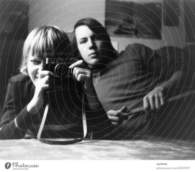Selfie in den 70ern Freizeit & Hobby Fotokamera Bruder Jugendliche langhaarig träumen Siebziger Jahre überhaupt Haare Schwarzweißfoto Experiment Porträt