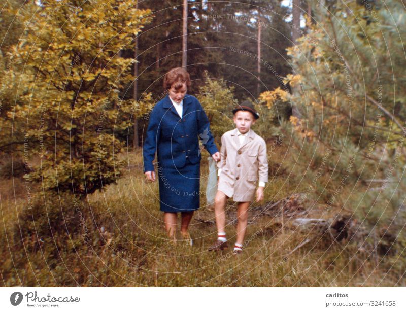 Als ich noch klein war ... Mutter Kind Sohn Ringelsocken Tracht Mantel blamabel Sechziger Jahre Spaziergang Wald Heide Wirtschaftswunder Zusammensein Zuneigung