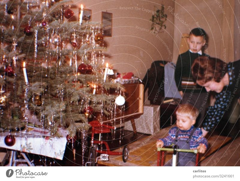 Weihnachten Sechziger Jahre Weihnachten & Advent Bescherung Weihnachtsbaum Geschenk Paket Überraschung Lametta Kerze Kleinkind Schaukelpferd Mutter