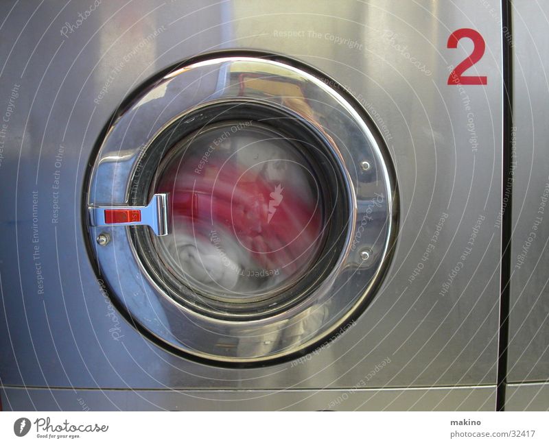 Waschmaschine rot weiß Typographie rund Stahl Bullauge Wäsche Bekleidung Waschmittel Reflexion & Spiegelung grau Industrie Kreis Wasser dreckig