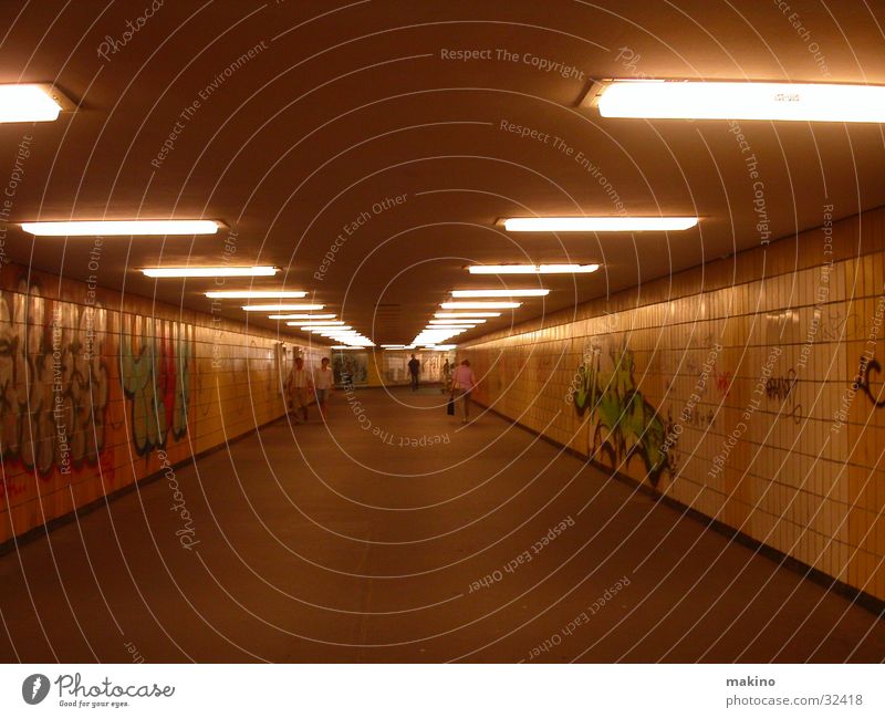Unterführung in Berlin dunkel Tunnel Beton U-Bahn Fußgänger Verkehr Architektur Graffiti Straße