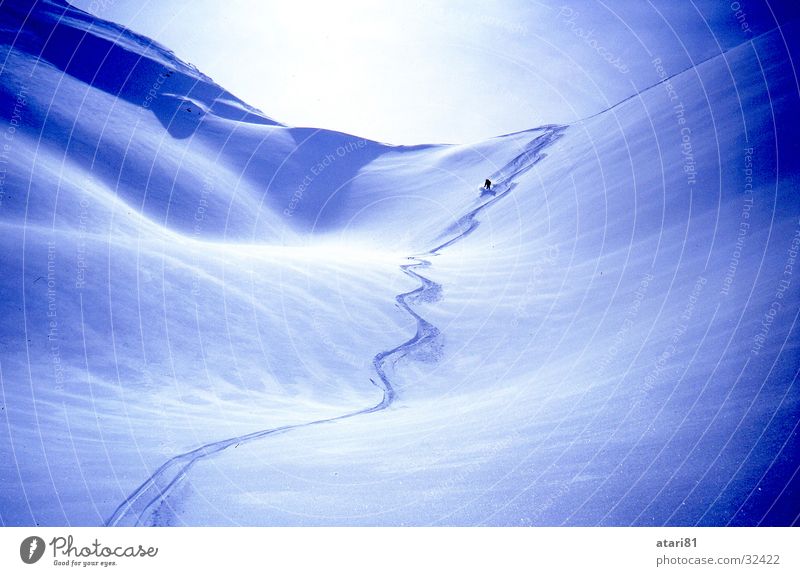 ein fast jungfräulicher Hang Skitour Extremsport Schnee Skifahren Berge u. Gebirge Tiefschnee Pulverschnee Schneespur Kurve Schlangenlinie Wellenlinie