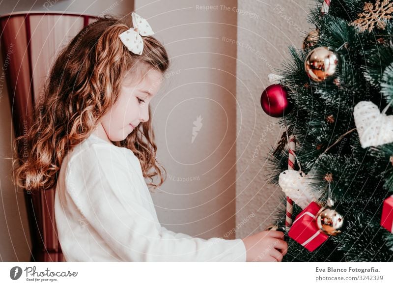 Kind Mädchen schmückt Weihnachtsbaum zu Hause Lifestyle Freude Winter Dekoration & Verzierung Weihnachten & Advent feminin Kleinkind Schwester