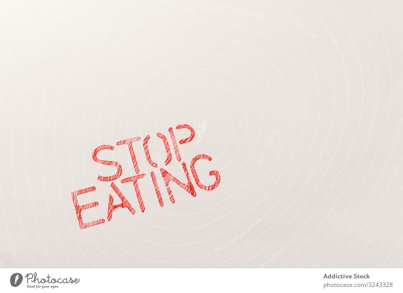 Einfache rote Inschrift, die dazu aufruft, mit dem Essen aufzuhören stoppen Konzept Kontrolle mit dem Essen aufhören Verbot verweigern verbrauchend Parole